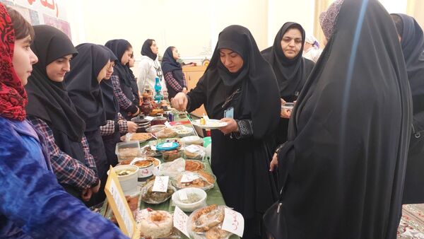 جشنواره غذا به‌مناسبت دهه فجر در دبیرستان معراج 