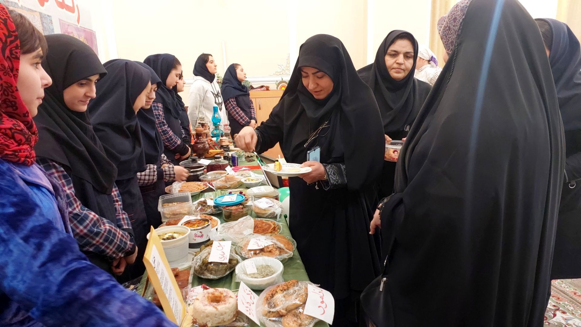 جشنواره غذا به‌مناسبت دهه فجر در دبیرستان معراج 