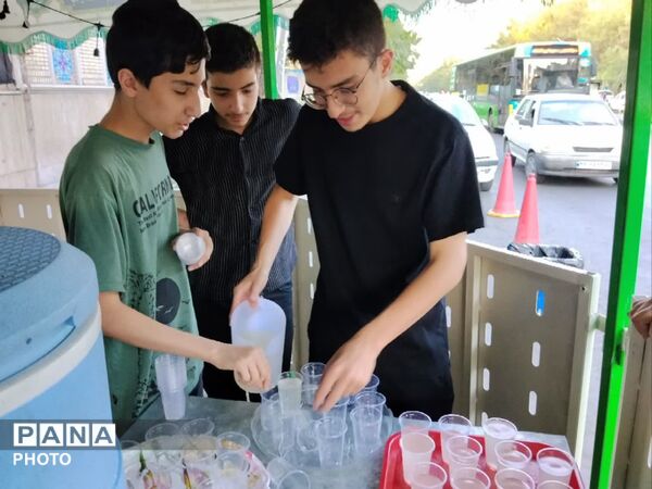 ایستگاه صلواتی دهه اول ماه صفر در مقابل فاطمیه تهران به همت نوجوانان آرمانی برپا شد