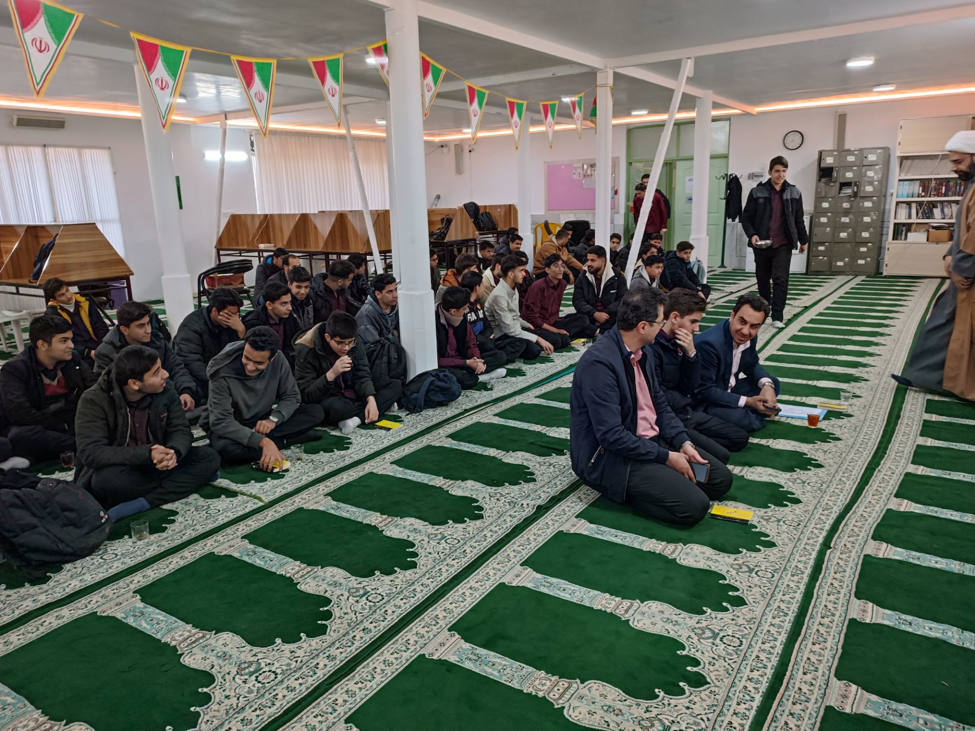 جشن ولادت باسعادت حضرت مهدی (ع) در دبیرستان نمونه آیت‌الله خامنه‌ای