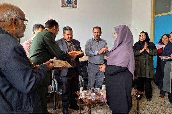 آیین تجلیل از معلمان مدارس ایزدخواست