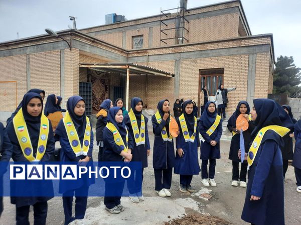 در هفته درختکاری دبیرستان دخترانه فدک تربت جام سرسبزتر شد