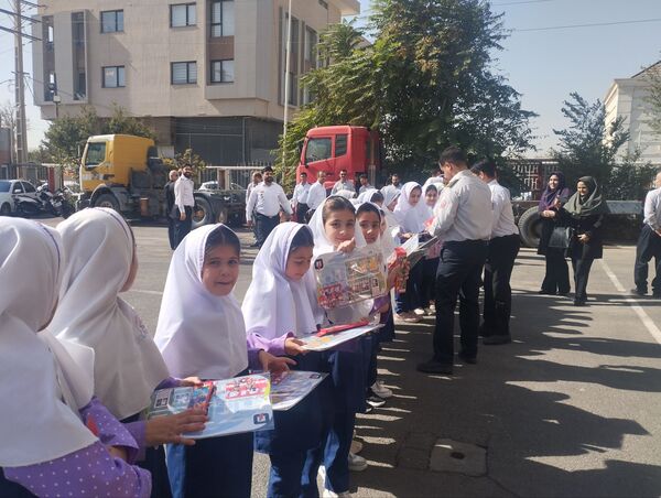 تقدیر دانش آموزان دبستان سرای دانش از قهرمانان بی ادعا در روز آتش نشانی