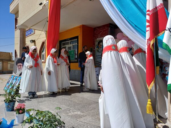 نواختن زنگ سپاس معلم در دبستان دخترانه شاهد نرگس