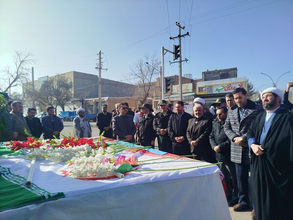 گلباران تمثال مبارک حضرت امام خمینی (ره) در سالروز ورود تاریخی و آغاز دهه فجر انقلاب اسلامی ایران 