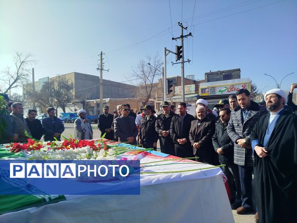 گلباران تمثال مبارک حضرت امام خمینی (ره) در سالروز ورود تاریخی و آغاز دهه فجر انقلاب اسلامی ایران 