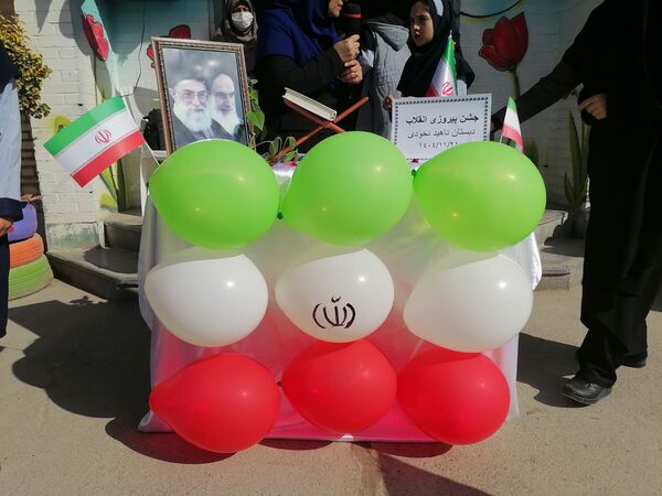 مراسم پیروزی انقلاب در مدرسه ناهید نخودی 