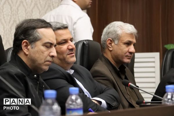 نشست معاون وزیر فرهنگ و ارشاد اسلامی با جامعه هنری تربت حیدریه 