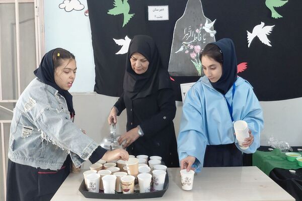 مراسم سوگواری و توزیع نذری به مناسبت شهادت حضرت فاطمه زهرا (س) در دبیرستان بعثت۲