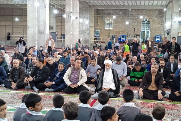 میز خدمت اداره آموزش وپرورش نیشابور در نماز جمعه 