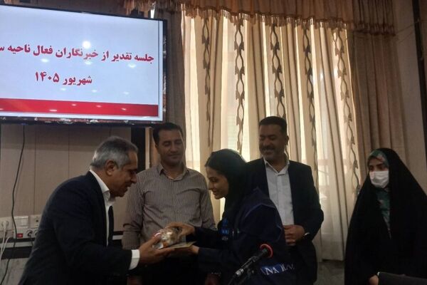 تقدیر از خبرنگاران دانش‌آموز و گویندگان برگزیده ناحیه سه شیراز