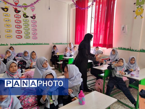 آیین نواختن زنگ مهر، ایثار و شهادت در دبستان شاهد حاج تقی آقا بزرگ ناحیه یک مشهد 