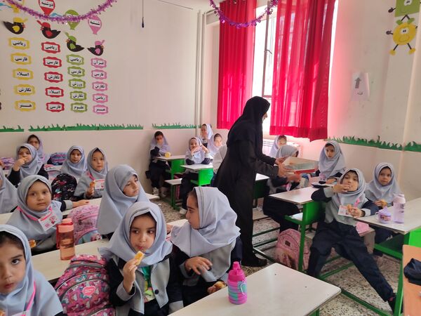 آیین نواختن زنگ مهر، ایثار و شهادت در دبستان شاهد حاج تقی آقا بزرگ ناحیه یک مشهد 