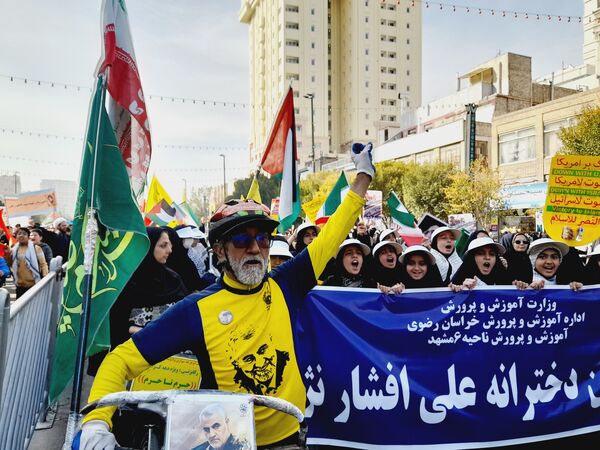 راهپیمایی روز دانش‌آموزان در ناحیه 6 مشهد 
