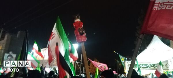 راهپیمایی گسترده مردم نیشابور در احتماع شبانه