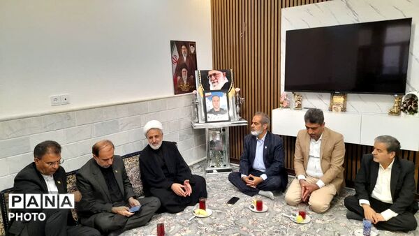 دیدار مسئولان آموزش و پرورش قم با خانواده شهید «حسین نجفی»