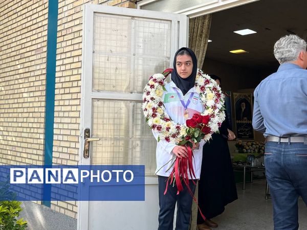 مراسم تجلیل از روشا اکبری برنده مدال طلای شطرنج مدارس جهان در شهرستان نیشابور 