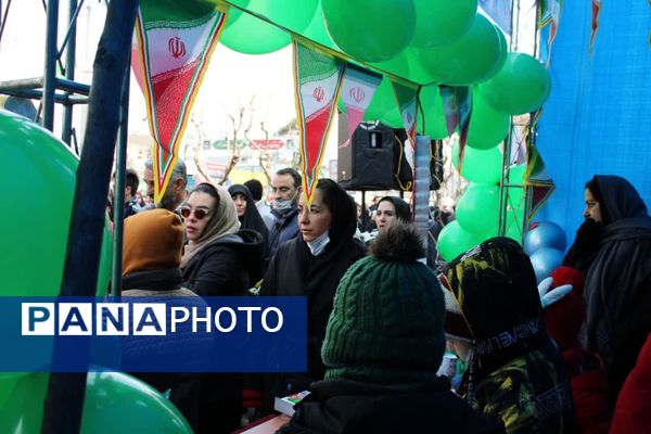 تجلی حضورفرهنگیان و دانش‌آموزان منطقه ۱۰ در جشن انقلاب