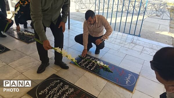آیین غبارروبی گلزار شهدای مصلی بندرعباس در آغاز هفته دولت 