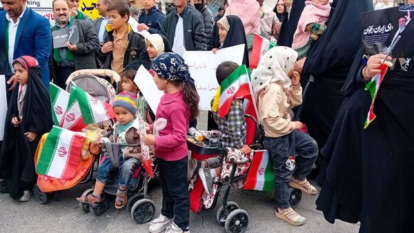 پیر و جوان، زن و مرد، همه آمدند