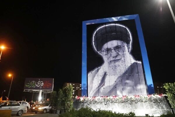 رونمایی از بزرگ‌ترین نماد شهری رهبر شهید انقلاب در میدان مرجعیت قم