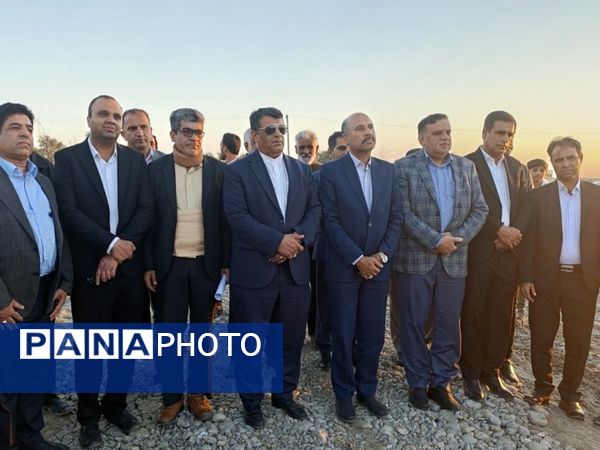 کلنگ ساخت دبستان 14 کلاسه خیرساز در روستا دهو شهرستان میناب به زمین زده شد