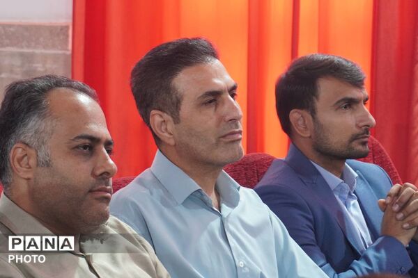 تجلیل از برگزیدگان آموزش ابتدایی در بهارستان یک