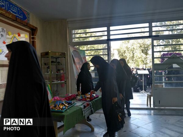 نواختن زنگ مهر در دبیرستان نمونه محبوبه محبی