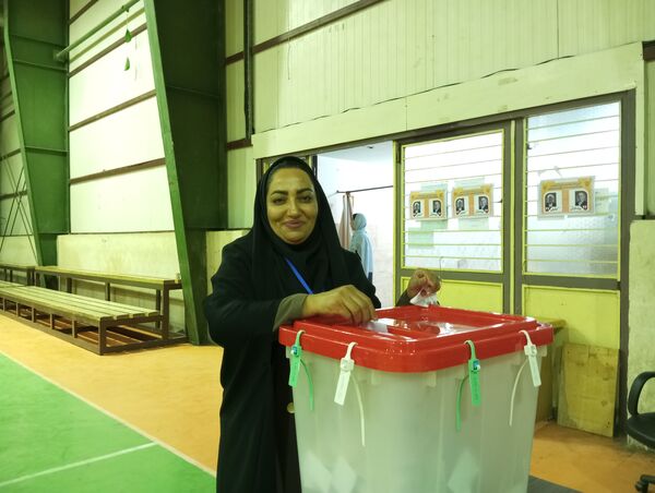 حضور پرشور کودکان در کنار والدین پای صندوق‌های رای نصیرشهر 