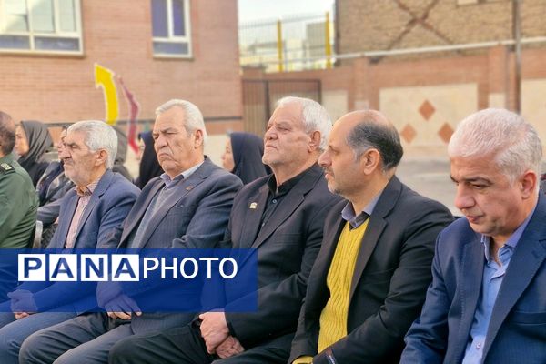 آیین نواخته شدن زنگ انقلاب اسلامی در مدرسه آیت‌الله خامنه‌ای قرچک