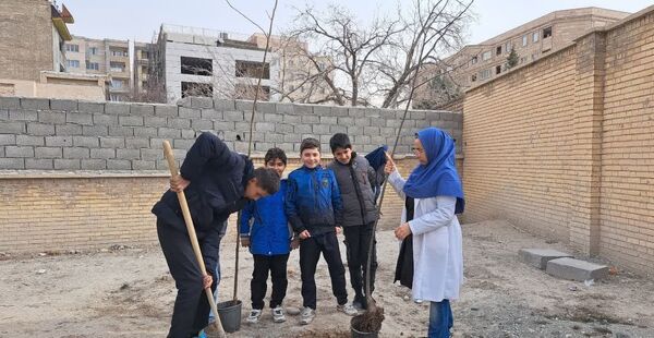 مشارکت دانش‌آموزان در فعالیت درختکاری دبستان شهدای گمنام۲