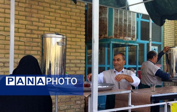 گذری بر فعالیت چایخانه مسجد جامع در روز جمعه 