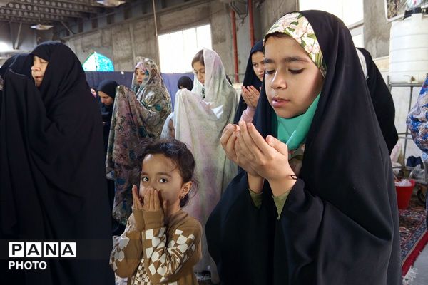 حضور پرشور فرهنگیان و دانش‌آموزان در مصلی نسیم شهر