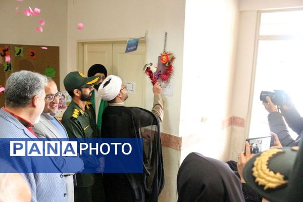 نواختن زنگ انقلاب در مدرسه فاطمه الزهرا(س) فیروزکوه