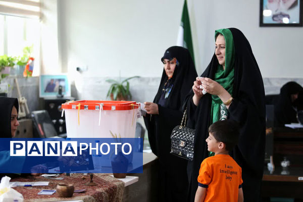 حضور کودکان به همراه والدین در شعبه‌های اخذ رأی