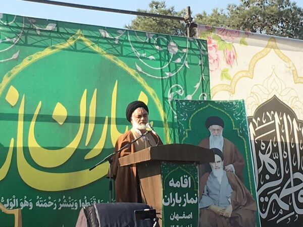 اقامه نماز باران در گلستان شهدا اصفهان به امامت  حضرت آیت‌ الله مهدوی