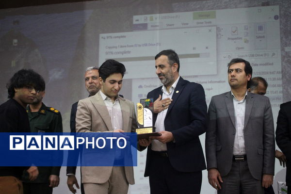 تجلیل از برگزیدگان دبیرستان شهید بهشتی شهرستان بوشهر (2)