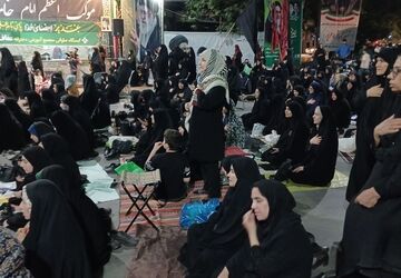 عاشقان وطن به یاد رهبر شهید مشت ها را گره کردند