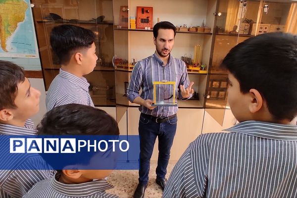 افتتاح آزمایشگاه دبیرستان پسرانه سید احمد خمینی(ره) به نام شهید عبدالحمید مینوچهر