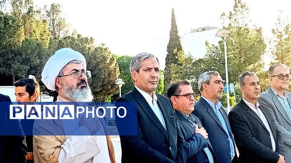 دولتمردان غبار از مزار شهدا برداشتند 