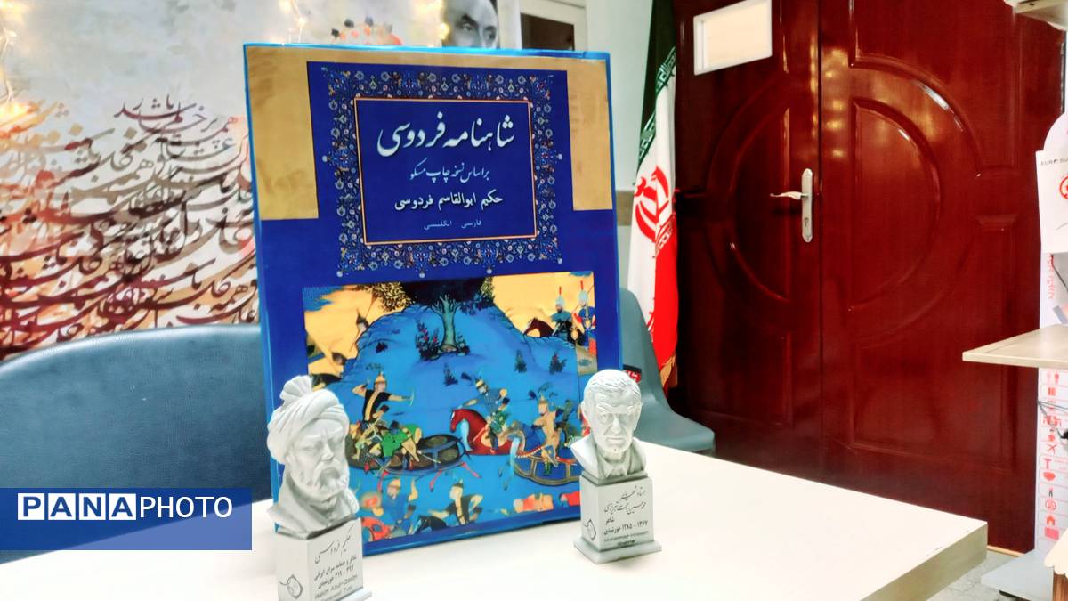 نشست ادبی دانش‌آموزان در کافه کتاب آموزشگاه هیات امنایی فرزانگان