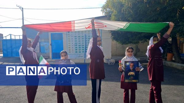 جشن باشکوه دهه فجر و پاسداشت پرچم جمهوری اسلامی در دبستان استقلال حاجی‌آباد