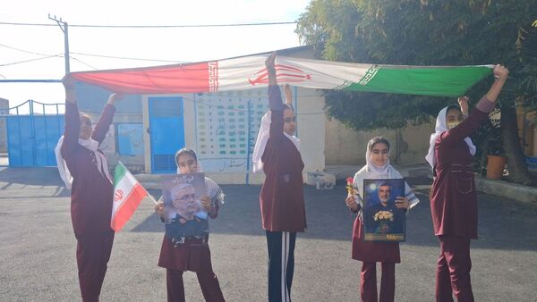 جشن باشکوه دهه فجر و پاسداشت پرچم جمهوری اسلامی در دبستان استقلال حاجی‌آباد