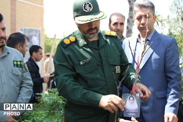 نهال کاری در فاروج به یاد دانش‌آموزان میناب 