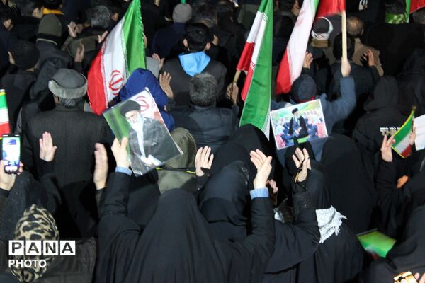 تصویر رهبر معظم انقلاب اسلامی در دست مردم غیور  نیشابور