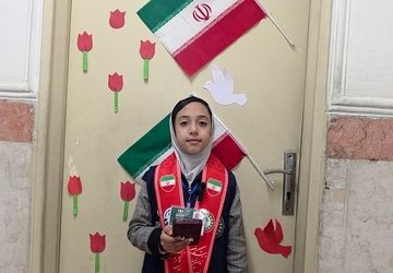 دکلمه‌خوانی دانش‌آموزی به مناسبت 22 بهمن