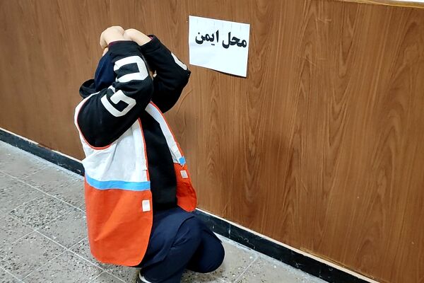 برگزاری مانور زلزله در مدرسه شهیده مهری رزاق‌طلب سنندج