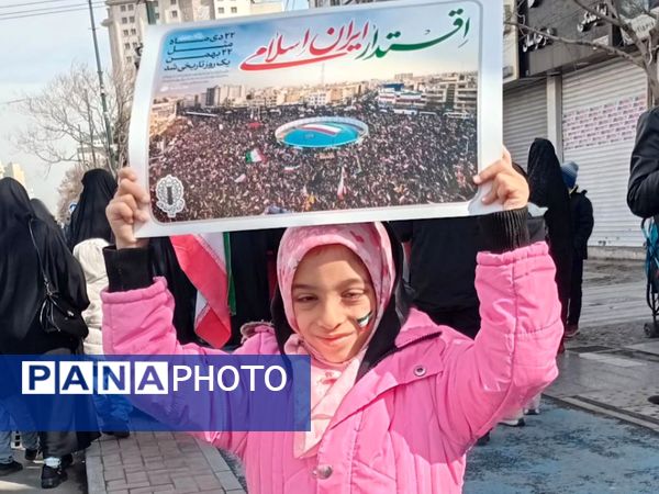 حضور دانش آموزان دبستان نرجس در راهپیمایی ۲۲بهمن 