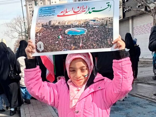 حضور دانش آموزان دبستان نرجس در راهپیمایی ۲۲بهمن 