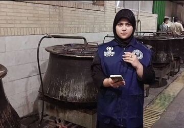  طنین کرامت در دارالعباده؛ پخت و توزیع نذری به یاد کریم اهل‌بیت (ع)